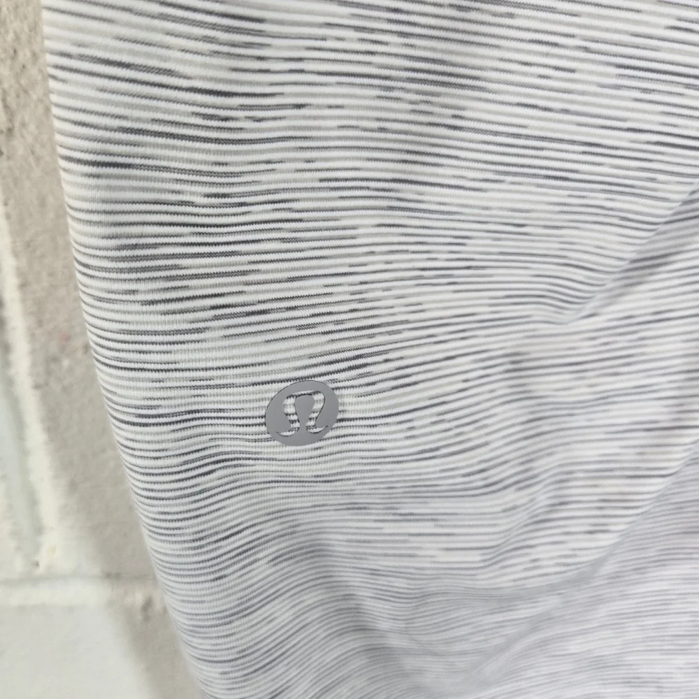 Lululemon mid rise barrel leg cropped pants